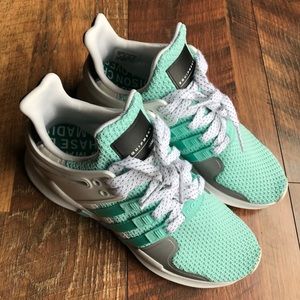 New custom made Adidas shoe never wore no flaws